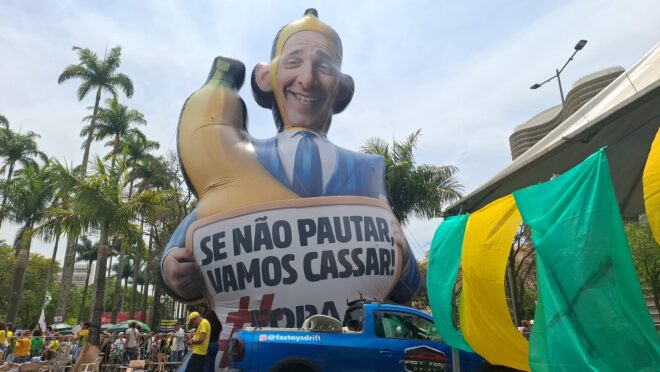 Manifestantes inflam boneco gigante de Rodrigo Pacheco na manhã deste domingo (29)