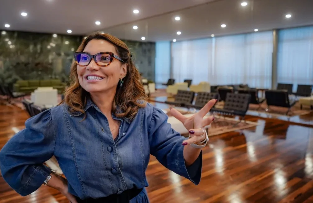 Primeira-Dama Janja Entra no Palco Internacional para Debater Fome em Nova Iorque: Uma Contradição Desconcertante