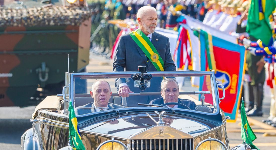 Lula desfilou sozinho no Rolls-Royce presidencial