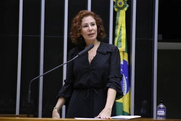 Deputada Carla Zambelli é internada e falta a depoimento no STF