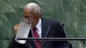 Representante do Haiti chama atenção ao beber água em jarra na ONU