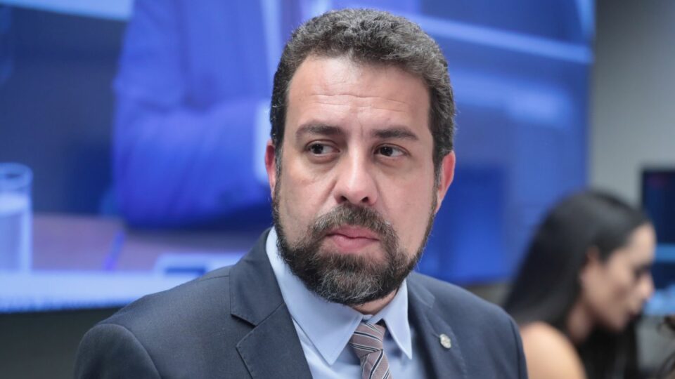 Candidato Boulos defende bloqueio do X e chama Musk de ‘alucinado da extrema direita’