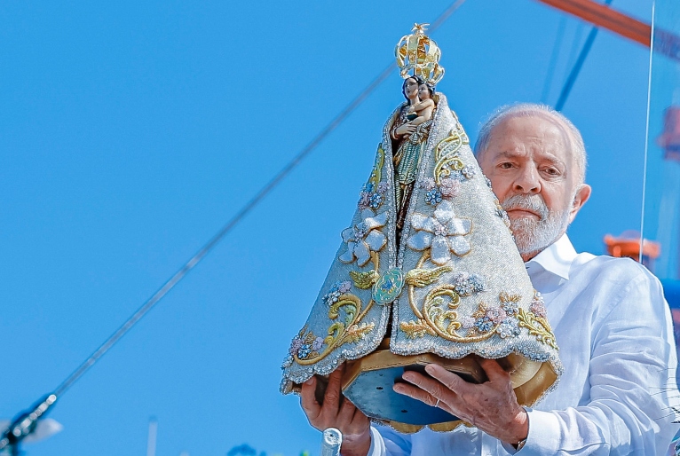 Um Encontro Sagrado: Lula Recebe a Imagem de Nossa Senhora de Nazaré no Círio