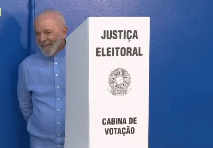 Lula vota em São Bernardo do Campo, defende a democracia e ressalta a importância de conhecer os candidatos