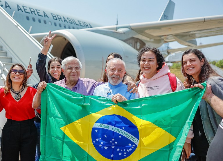 Brasileiros resgatados do Líbano expressam gratidão ao governo e a Lula com mensagens emocionantes