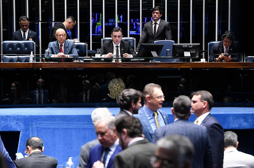 Senadores Comemoram: PEC para Limitar o STF Avança na Câmara