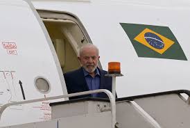 O presidente Luiz Inácio Lula da Silva desembarcou em Brasília após uma falha em sua aeronave presidencial, que o levou a utilizar um avião reserva para retornar ao Brasil