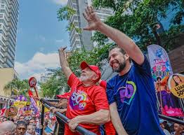 A passeata mais recente de Guilherme Boulos foi marcada por manifestações em favor do comunismo, da legalização do aborto e das drogas, contando com o apoio e a presença de Lula