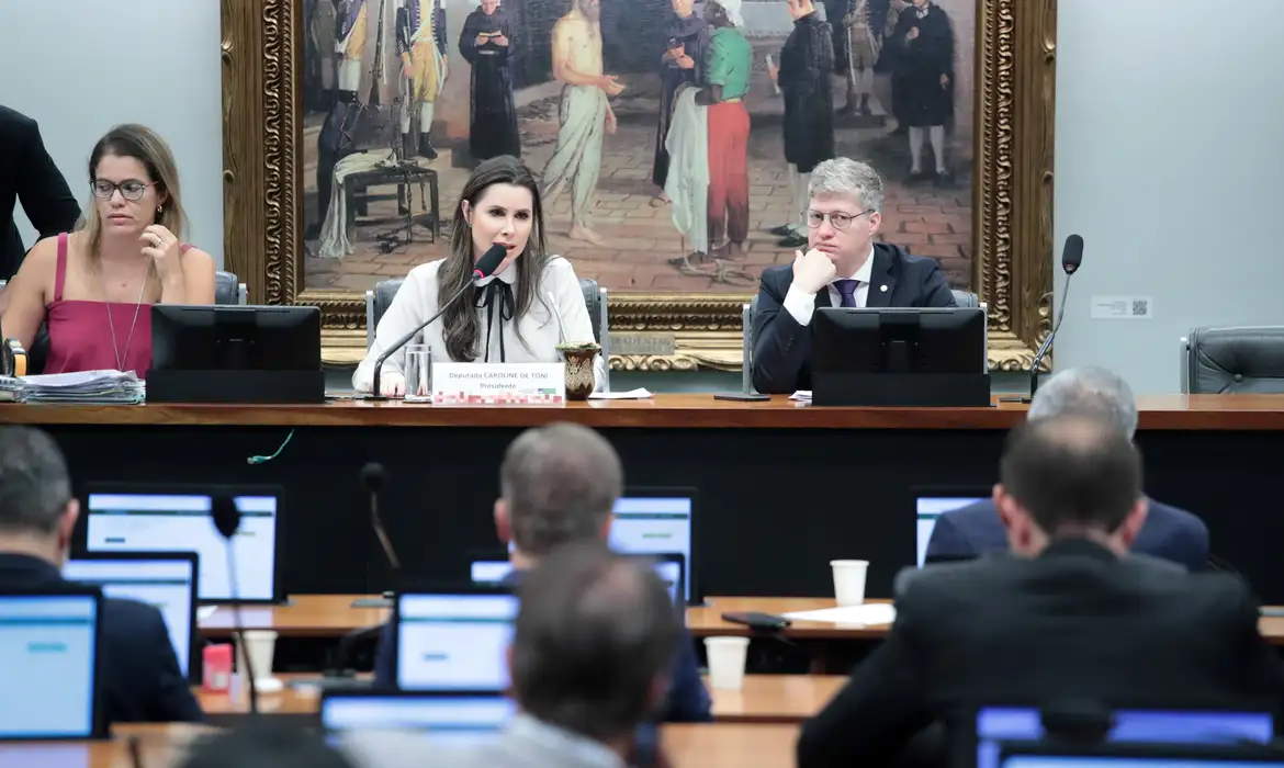 “CCJ Aprova Propostas que Restrigem Poder do STF e Permitem Congresso Anular Decisões”