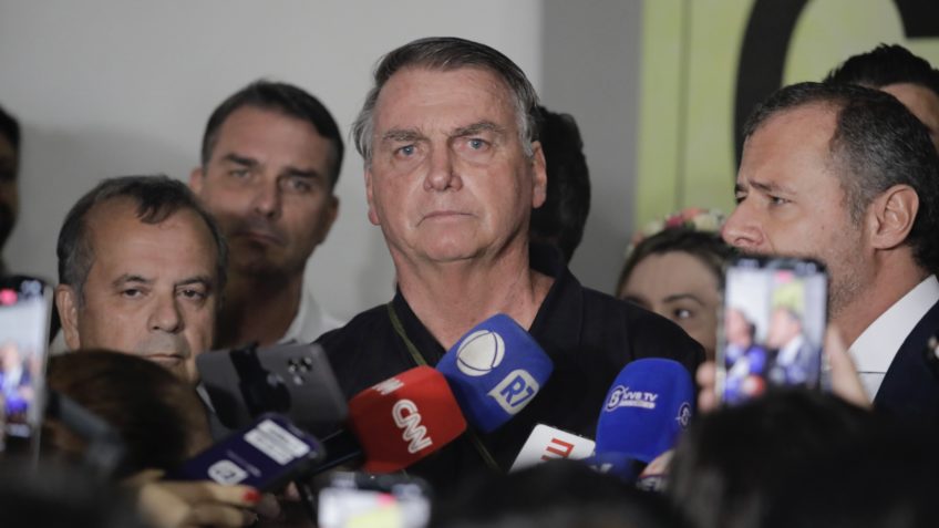 “Golpe com meia dúzia de oficiais? Absurdo”, diz Bolsonaro após indiciamento