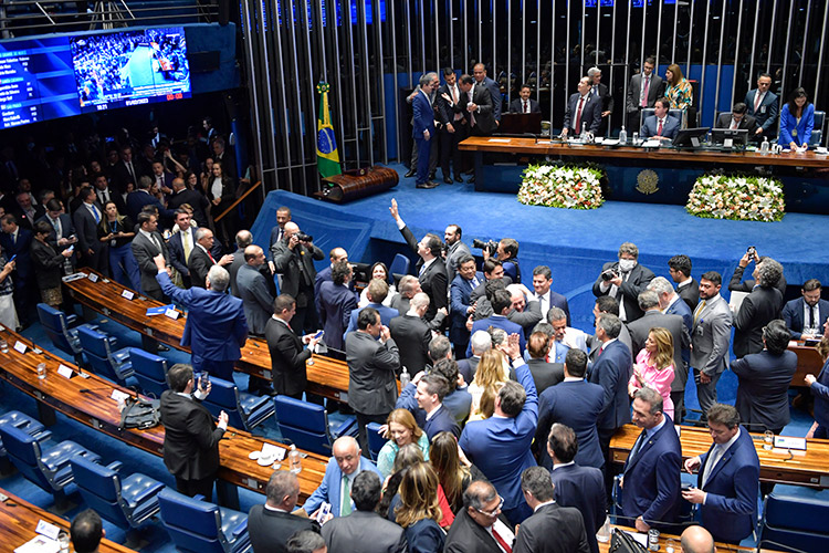 Senado Aprova Texto Inicial sobre Emendas Parlamentares, Mas Suspende Votação de Mudanças