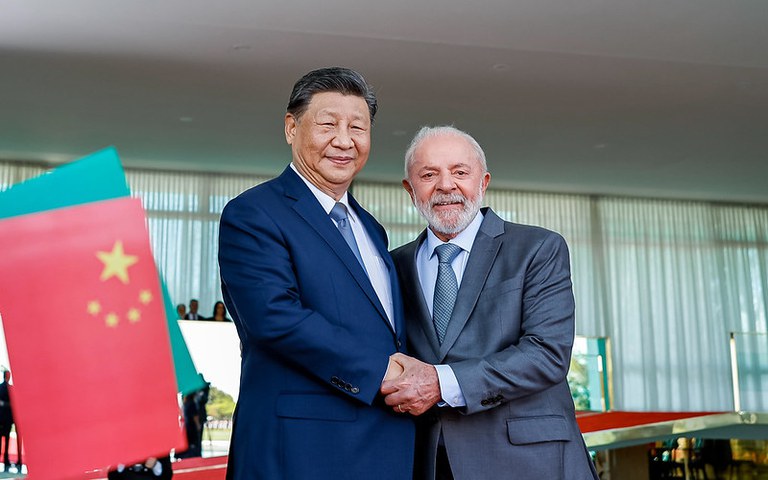 Um pedaço da Lua e a cerâmica brasileira: a troca de presentes inusitada entre Lula e Xi Jinping