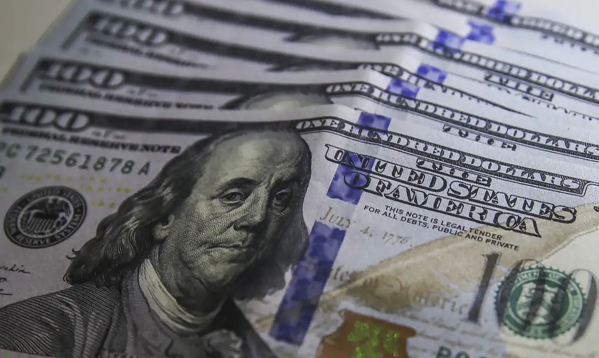 Dólar Passa dos R$ 6 e Fecha Novembro em Alta de 3,8%Enquanto mercados reagem a dúvidas fiscais, Ibovespa inverte tendência e sobe.