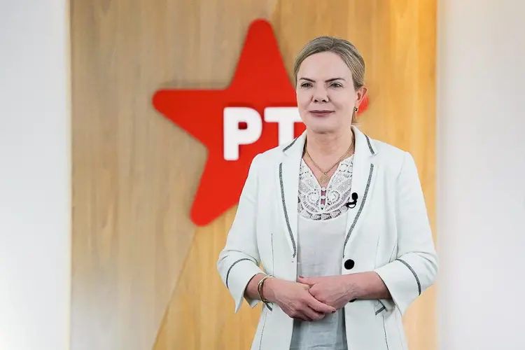 Gleisi Hoffmann Clama por Regulação das Redes Sociais para Frear “Massacre” à Esquerda