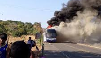 Caos na Estrada: Homem Incendeia Ônibus com 40 Passageiros e Foge