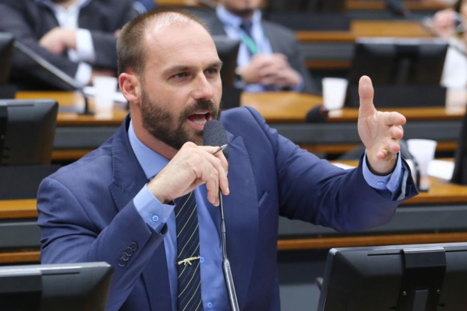 “Eduardo Bolsonaro critica prisão de brasileiros envolvidos nos atos de 8/1 na Argentina”