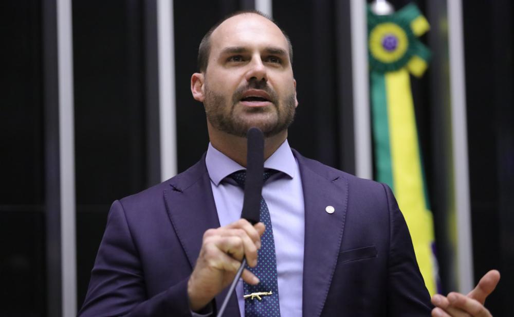 Eduardo Bolsonaro ironiza tentativa de matar Lula e relembra facada em seu pai