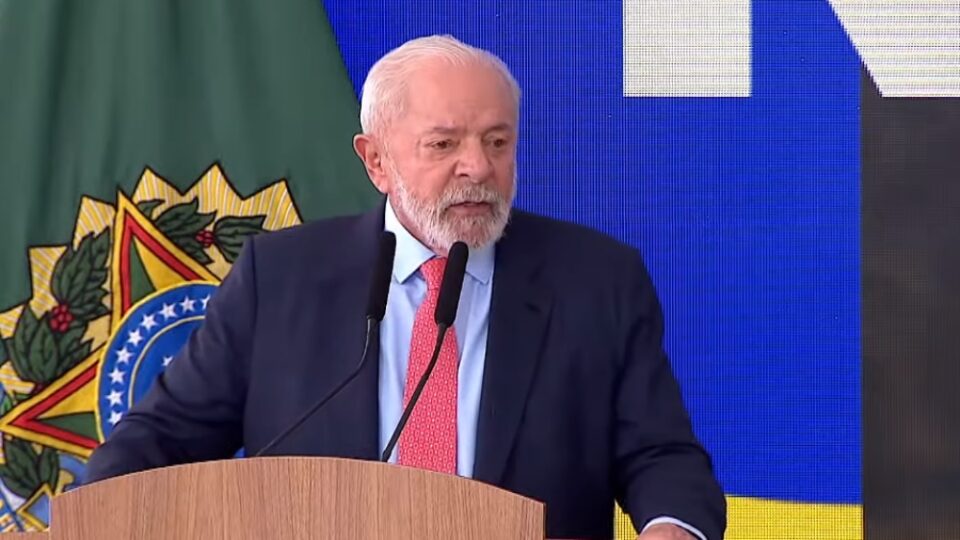 Indiciado pela PF e condecorado por Lula: coronel retorna ao Brasil para se defender