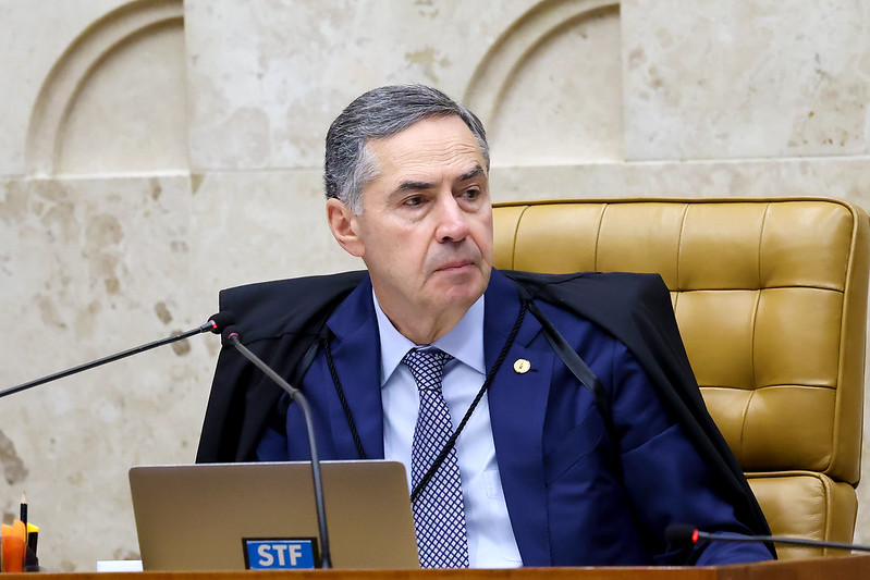 “STF Adia Decisão Crucial sobre Responsabilidade das Redes Sociais”