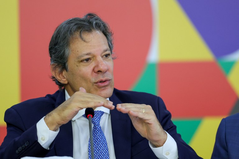 “No Fogo Cruzado: Haddad Critica Resistências Fiscais da Esquerda e Direita”