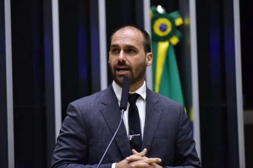 “Eduardo Bolsonaro Propõe Regulamentação para Influenciadores que Divulgam Apostas Online”