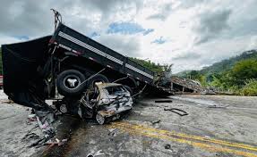 Tragédia na BR-116: Colisão entre caminhão, ônibus e carro deixa mais de 30 mortos em Minas Gerais