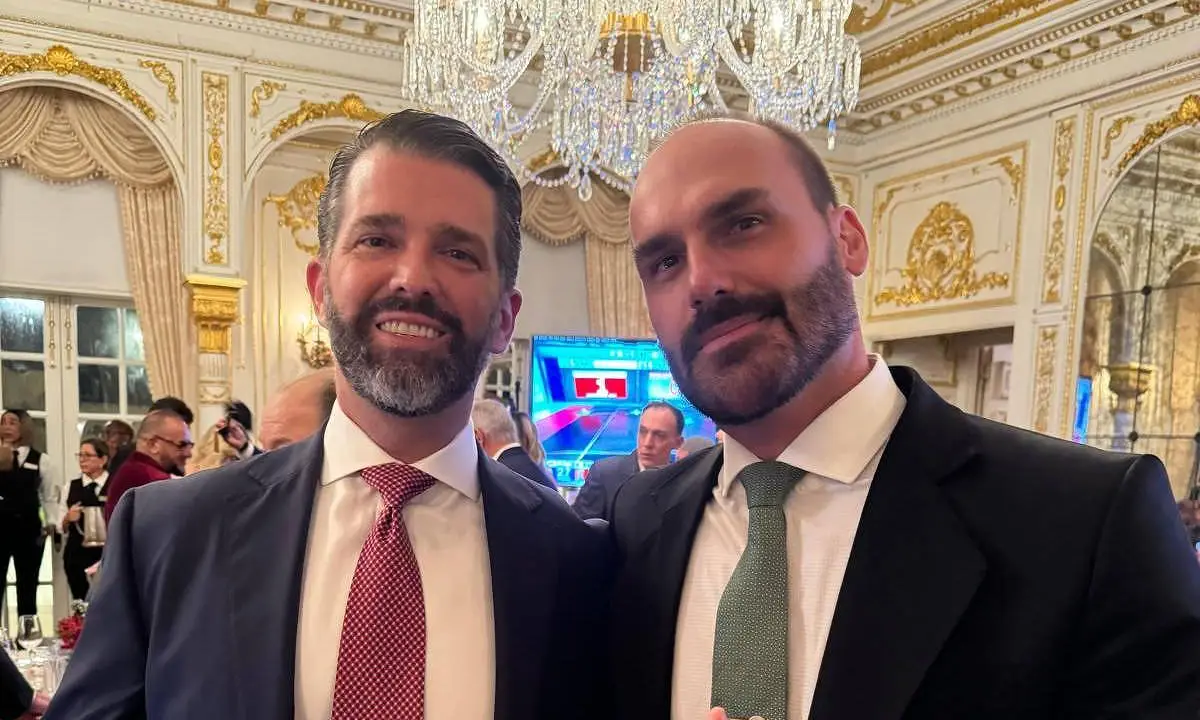 Eduardo Bolsonaro encontra Donald Trump Jr. em baile nos EUA