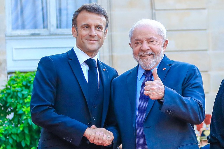 Lula e Macron discutem regulação de redes sociais e combate à desinformação