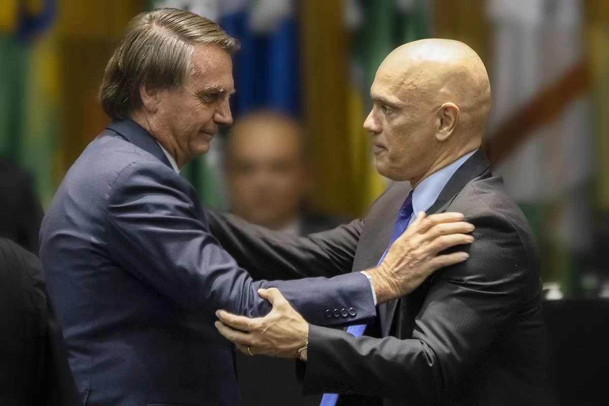 Bolsonaro Deve Provar Convite para Posse de Trump, Determina Moraes