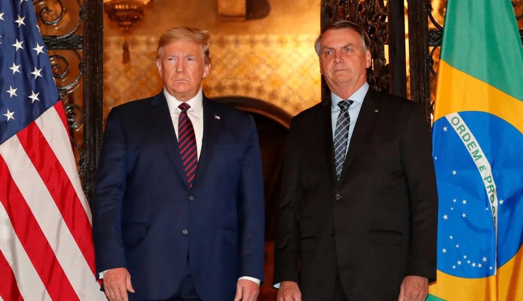 Trump Convida Bolsonaro para a Posse, mas Passaporte Retido é Obstáculo