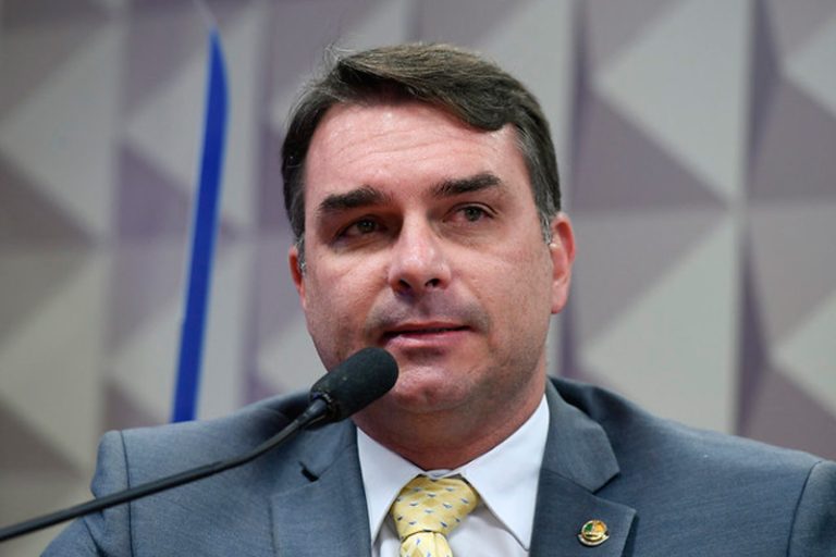 Flávio Bolsonaro Critica Lula e Janja por Medida Sobre Validade de Alimentos