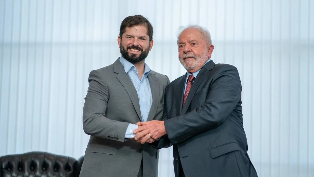 Lula e Boric discutem integração latino-americana após cancelamento da Celac