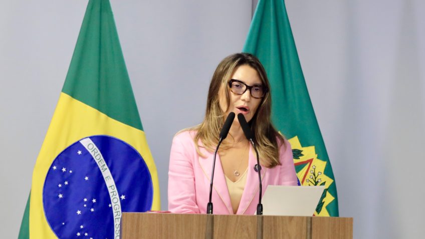 Janja Assume o Palco e Dá Tom Inaugural à Cerimônia de 8 de Janeiro