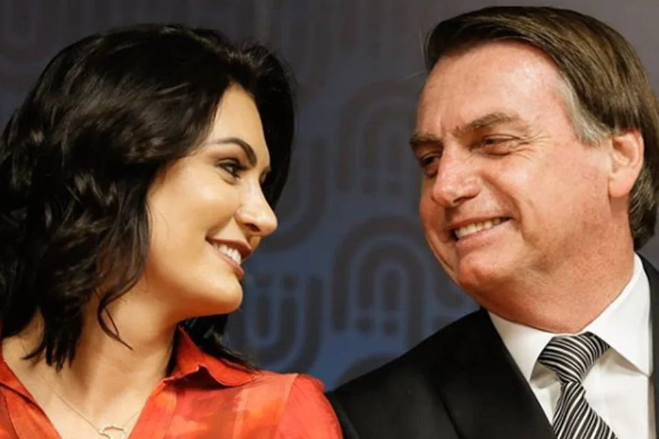 Bolsonaro Critica Lula por Comentário sobre Amantes: “Sou Apaixonado pela Minha Esposa”