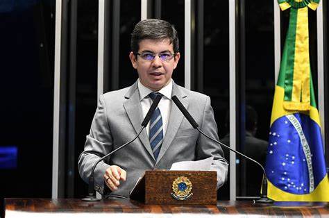 Randolfe Rodrigues Critica Posse de Maduro: “Ilegítima e Farsante”