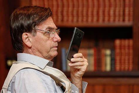 Bolsonaro Revela Não Ter Tempo para Ler Livros e Se Informar pelo WhatsApp