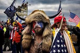 “Vou Comprar Algumas Armas”: Jacob Chansley, o ‘Viking’ do Capitólio, Celebra Perdão de Trump