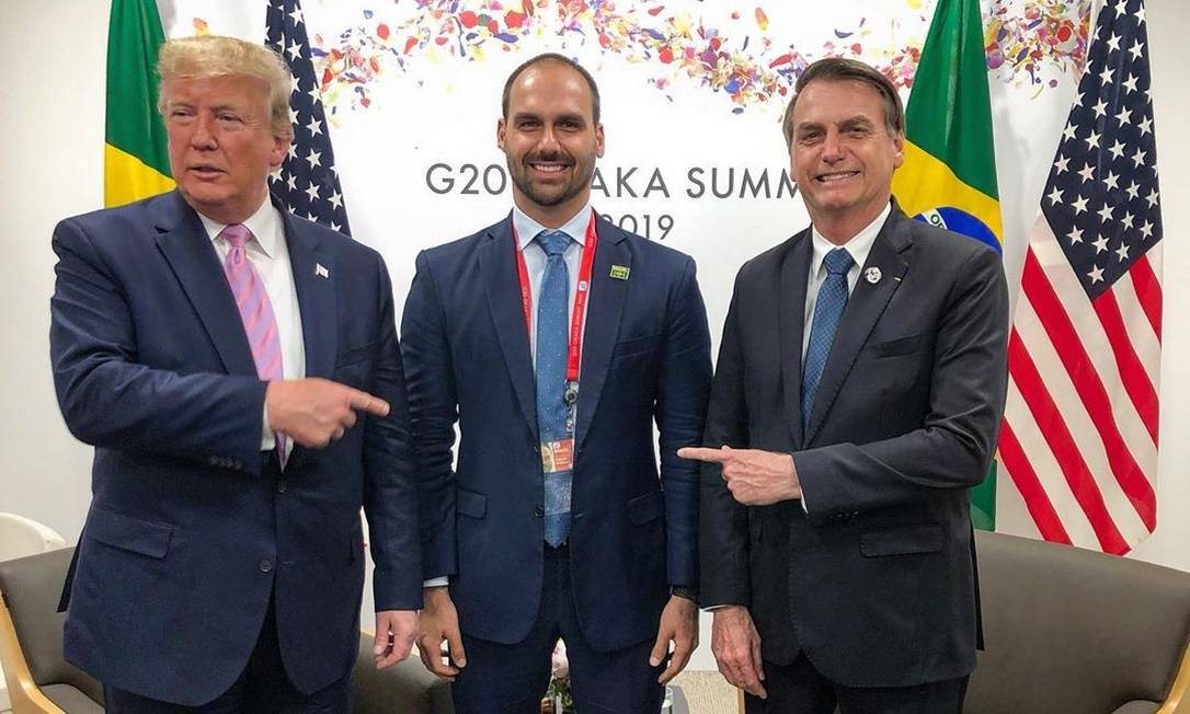 Eduardo Bolsonaro Rebate Moraes e Mostra Prova de Convite para a Posse de Trumps