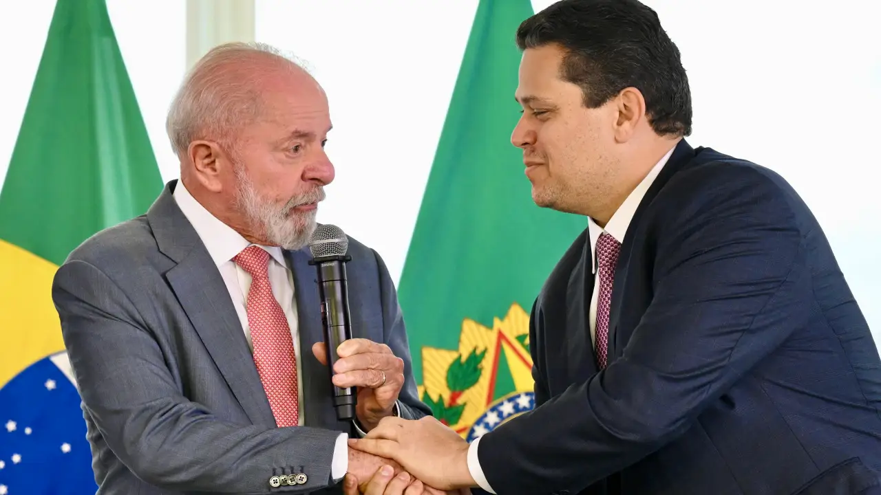 Alcolumbre promete apoio total ao governo após visita de Lula ao Amapá