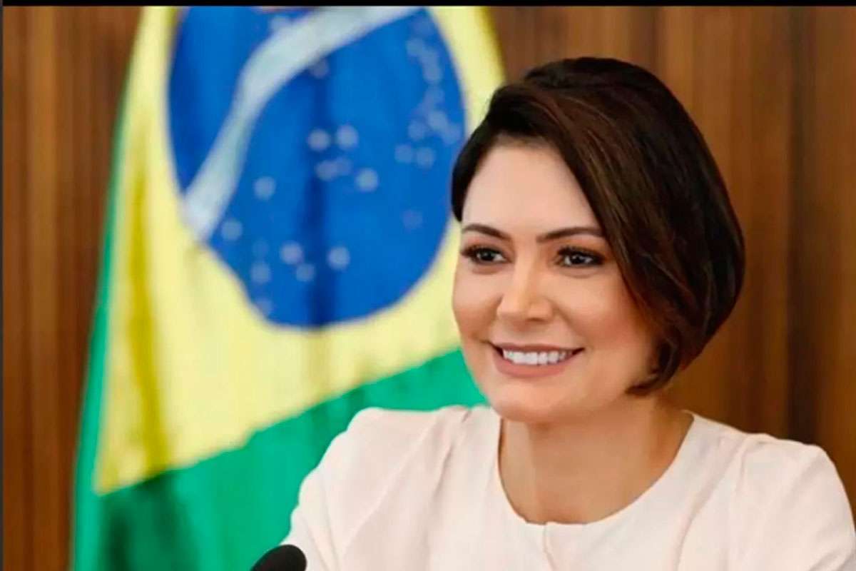 Michelle Bolsonaro é agraciada com medalha que já foi concedida a Silvio Santos