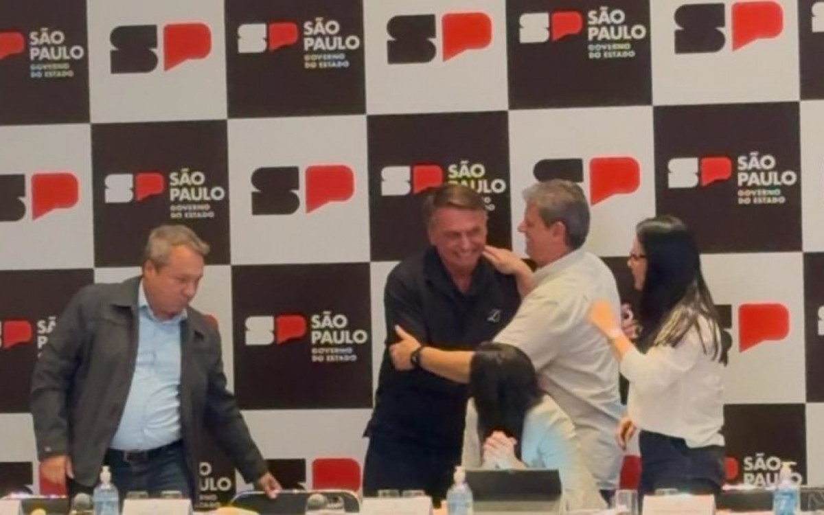 Bolsonaro Faz Aparição Surpresa em Reunião de Tarcísio Sobre Chuvas em SP