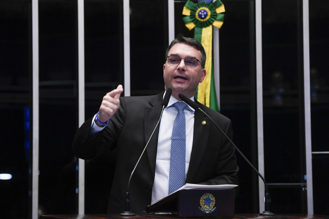 Flávio Bolsonaro escolhe sua mãe como suplente para as eleições de 2026