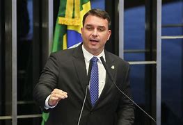 Flávio Bolsonaro Desqualifica Denúncia da PGR: “É Apenas um Copia e Cola”