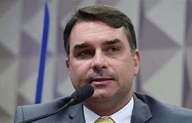 Flávio Bolsonaro Rebater Denúncia Contra o Pai e Critica a PGR