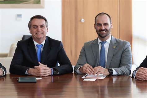 Bolsonaro e Eduardo estreiam na rede social de Trump