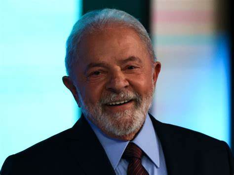 Lula promete cuidar dos dentes de apoiadora e a chama de “mais bonita” do Amapá