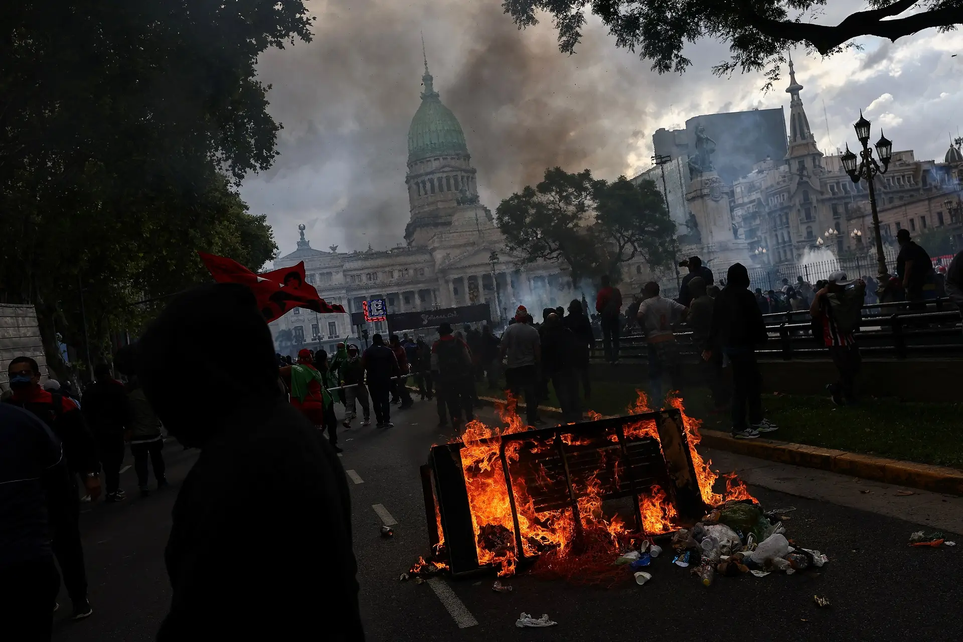 Protestos e Confrontos: Aposentados e Torcidas Organizadas se Unem Contra Milei