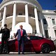 Trump Compra Tesla e Transforma Casa Branca em Showroom de Carros