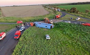 Tragédia na Estrada: Ônibus tomba em Minas e deixa 11 mortos, incluindo duas crianças Tragédia na Estrada: Ônibus tomba em Minas e deixa 11 mortos, incluindo duas crianças
