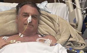 Bolsonaro faz propaganda de capacete durante live no hospital enquanto se recupera de cirurgia Bolsonaro faz propaganda de capacete durante live no hospital enquanto se recupera de cirurgia